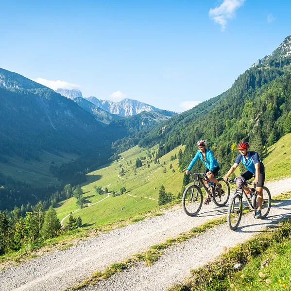 web-Kaiserwinkl-Urlaub-Aktivitaeten-Sommer-Radfahren-Mountainbiken-Sommerlandschaft-10.jpg