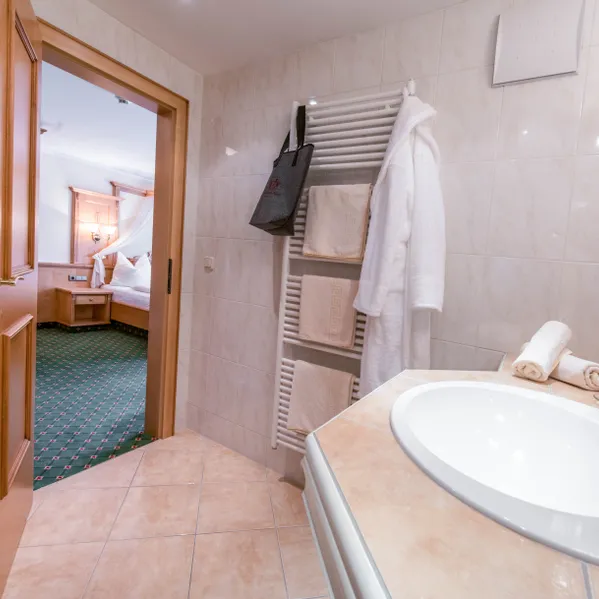 badezimmer_juniorsuite_bergfried_hotel_riedl_vanmey_photgraphy.jpg