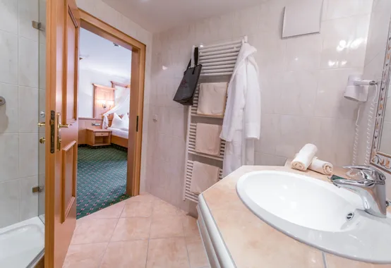 badezimmer_juniorsuite_bergfried_hotel_riedl_vanmey_photgraphy.jpg